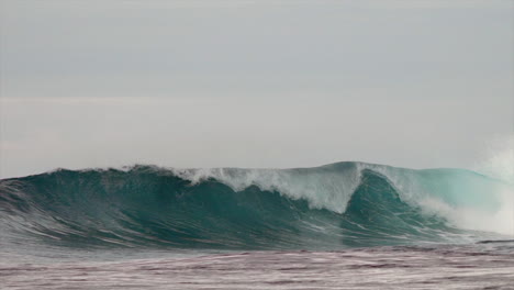 Taverne-Rechts-Namotu-Links-Wolkenbruch-Schwimmbäder-Wilks-Passage-Glasklare-Brandung-Surfer-Wellenfass-Hohles-Wellengesicht-Grunddünung-Tourismus-Fidschi-WSL-Nadi-Malalo-Insel-Filmische-Superzeitlupen-Schwenk