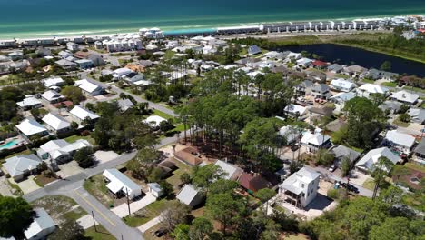 Ferienhäuser-An-Der-Küste-Des-Golfs-Von-Mexiko-In-Panama-Stadt,-Florida-Im-Sommer