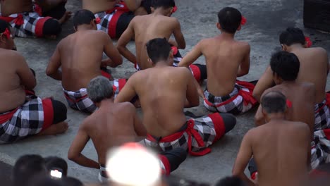 Espectáculo-De-Danza-Kecak-En-El-Templo-De-Uluwatu,-Bali,-Indonesia