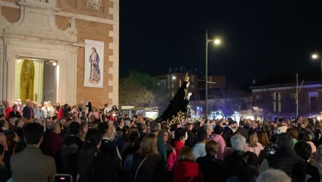 Los-Porteadores-Dan-Un-Turno,-Mostrando-El-Manto-Negro-De-La-Virgen,-Vemos-Gente-Ayudando-A-Los-Porteadores,-Feligreses-Y-Una-Gran-Afluencia-De-Gente-Apasionada-Por-La-Procesión,-Ya-Es-De-Noche