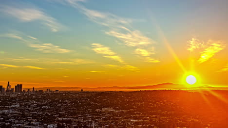 Zeitraffer,-Sonnenuntergang-über-Los-Angeles,-Kalifornien,-USA,-Wolken-Und-Sonnenlicht-Am-Horizont