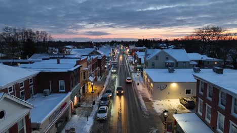 Aufsteigende-Drohnenaufnahme-Zeigt-Schneebedeckte-Innenstadt-Einer-Kleinen-Amerikanischen-Stadt,-Usa