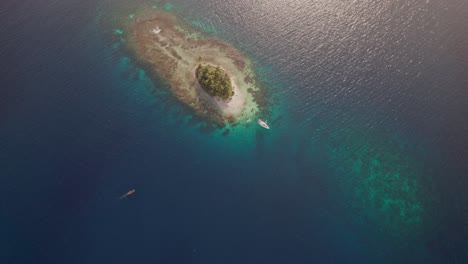Drone-clip-in-a-remote-islands,-San-Blas-Islands-with-a-sailboat-anchored-in-the-beach