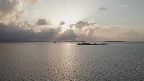Drohnenclip-Bei-Sonnenuntergang-Auf-Den-San-Blas-Inseln
