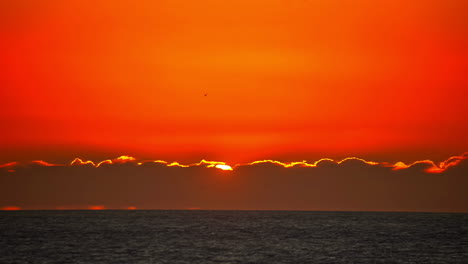 Massiver-Roter-Sonnenaufgang-über-Dem-Ozeanhorizont,-Zeitrafferansicht