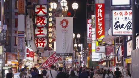 Toma-Ajustada-De-Carteles,-Luces-Y-Multitudes-Despertando-En-La-Concurrida-Calle-Turística-De-Osaka,-Chuo-Ward,-Dotonbori,-Japón.