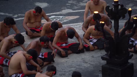 Espectáculo-De-Danza-Kecak-En-El-Templo-De-Uluwatu,-Bali,-Indonesia