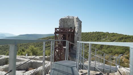 Annäherungsschuss-Durch-Die-Stahlrampen-In-Richtung-Der-Aussichtsplattform-Auf-Den-Antiken-Ruinen-Von-Perperikon-Im-Rhodopen-Gebirge-In-Bulgarien