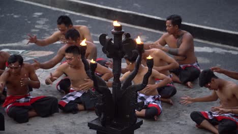 Kecak-Tanzaufführung-Im-Uluwatu-Tempel,-Bali,-Indonesien