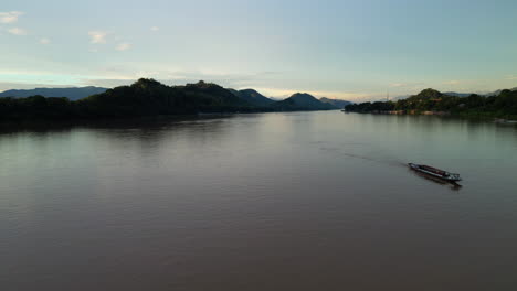 Lokale-Flussboote-Erkunden-Den-Mekong-Bei-Sonnenuntergang-In-Luang-Prabang,-Laos