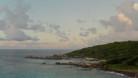 Cielos-Rosados-Y-Celestes-Durante-La-Puesta-De-Sol-Sobre-Una-Hermosa-Isla-Tropical