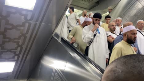 Verschiedene-Menschen-Nutzen-Die-Rolltreppe-Zum-Beten-In-Der-Al-Haram-Moschee