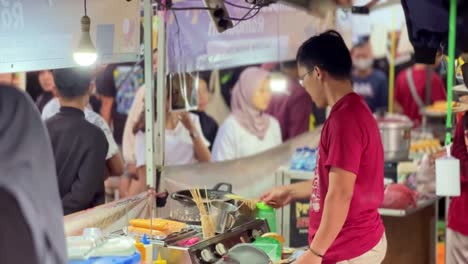 Indonesischer-Straßenimbissverkäufer-Kocht-Essen-Für-Kunden