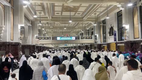 Many-People-Perform-Sai-During-Hajj-or-Umrah