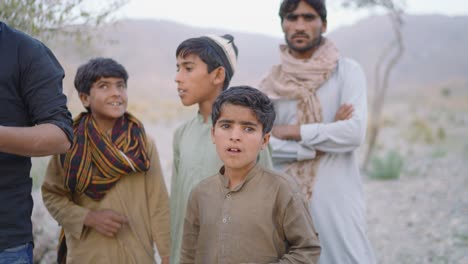 Eine-Gruppe-Von-Kindern-Steht-Während-Der-Ramadan-Lebensmittelsammlung-Draußen-In-Khuzdar,-Belutschistan,-Herum