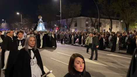 Visualizamos-La-Llegada-De-La-Virgen-De-La-Mano-De-Sus-Costaleros,-Todos-Al-Mismo-Tiempo,-Formando-Un-Espectáculo-Nocturno-Inolvidable,-Muchos-Fieles-A-Ambos-Lados-De-La-Procesión-Felices-Y-Emocionados.