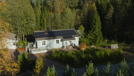 Luftaufnahme-Um-Ein-Einfamilienhaus-Mit-Sonnenkollektoren,-Herbstabend