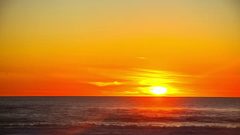 Farbenfroher,-Lebendiger-Sonnenaufgang-über-Dem-Ozeanhorizont,-Zeitrafferansicht