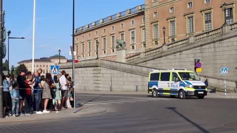 Police-van-with-blinking-lights-by-Swedish-Royal-Palace-on-National-Day,-slomo