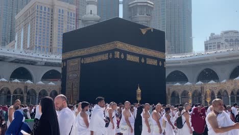 Muslime-Führen-Umrah-Oder-Hadsch-Durch-Und-Gehen-Um-Die-Kaaba-Herum