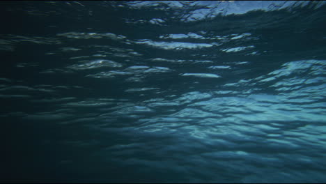 Hellblaue-Streifen-Von-Meereswellen-Breiten-Sich-Aus,-Als-Würden-Sich-Fässer-Bilden