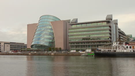 Vista-De-Perfil-Del-área-De-&quot;Silicon-Docks&quot;-En-El-Centro-Convencional-De-Dublín-Con-El-Río-Liffey-Al-Frente-En-Irlanda