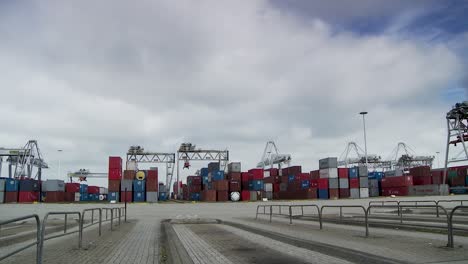 Wolkiger-Himmel-über-Einem-Geschäftigen-Industriehafen-Mit-Stapeln-Bunter-Container-Und-Kräne