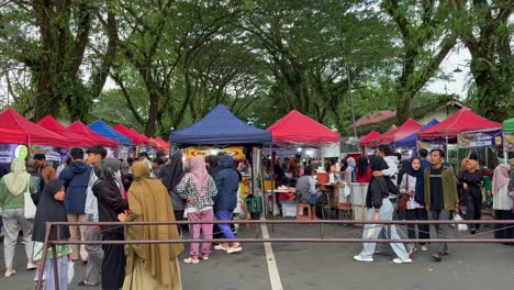 People-at-street-fair-in-Indonesian-Ramadhan-bazaar