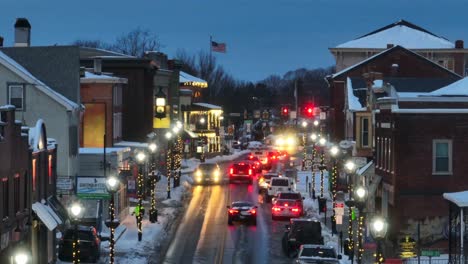 Dekorierte-Laterne-In-Verschneiten-Amerikanischen-Stadt-In-Der-Abenddämmerung