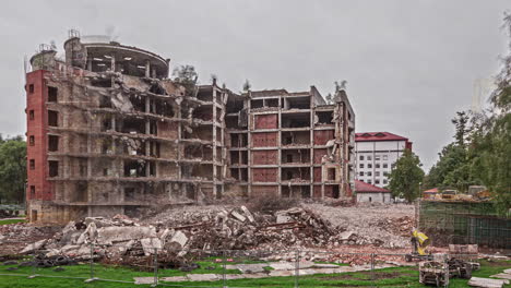 Demoliendo-Un-Antiguo-Edificio-De-Varios-Pisos,-Vista-De-Lapso-De-Tiempo