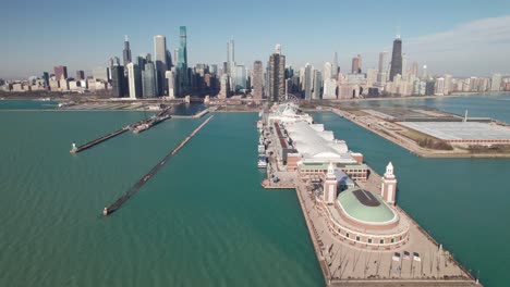 Chicago-Waterfront-Mit-Navy-Pier-Im-Vordergrund,-4K-Luftaufnahme