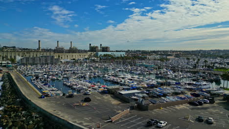 Vista-Aérea-Del-Puerto-Deportivo-King-Harbour-Yacht-Club,-Redondo-Beach,-California,-EE.UU.,-Veleros-Y-Edificios-Portuarios