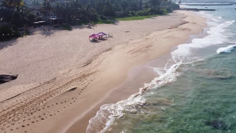 La-Tranquila-Playa-De-Ambalangoda-En-Sri-Lanka,-Drone-4k
