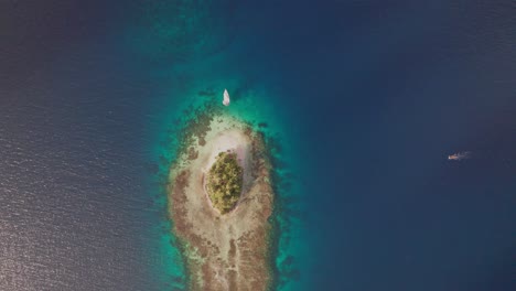 Clip-De-Drone-En-Las-Islas-De-San-Blas-Con-Un-Velero-Anclado-En-Una-Isla-Remota