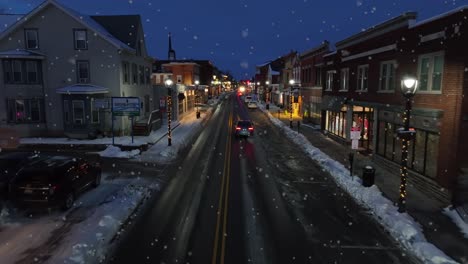 Wunderschöne-Schneelandschaft-Mit-Schneefall-In-Einer-Kleinen-Amerikanischen-Stadt-Bei-Nacht