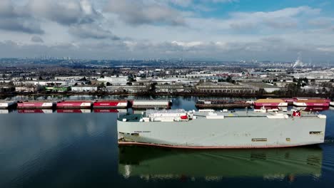 Barco-Portacoches-Puro-Navegando-Por-El-Río-Fraser-A-Lo-Largo-De-Las-Barcazas-En-La-Isla-Annacis,-Delta,-BC,-Canadá