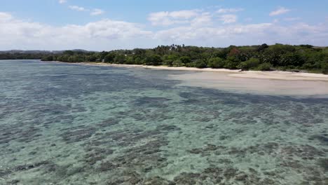 Vista-Aérea-De-La-Costa-De-Coral-En-Viti-Levu,-Isla-Principal-De-Fiji.