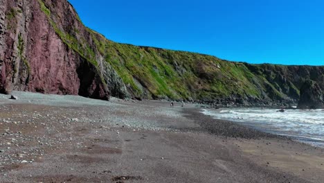 Menschen-Gehen-Am-Strand-Mit-Erodierenden-Klippen-Und-Blauem-Himmel-Ballydwane-Beach-Copper-Coast-Waterford-Irland