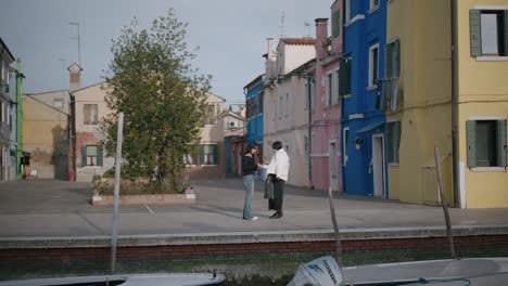 Touristen-Fangen-Die-Farbenfrohe-Landschaft-Von-Burano,-Italien-Ein