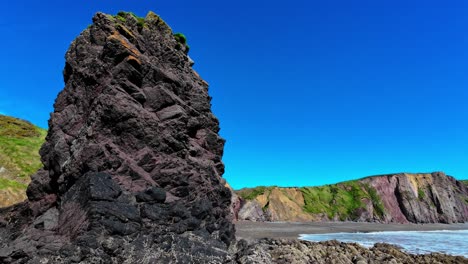 Seastack-Klippen-Und-Strand-Mit-Blauem-Himmel-Und-Wellen-Ballydwane-Beach-Copper-Coast-Waterford-Irland