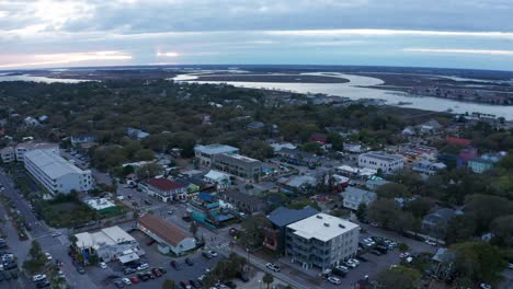 Luftaufnahme-Mit-Umgekehrtem-Rückzug-Und-Schwenken-Der-Innenstadt-Von-Folly-Beach-Auf-Folly-Island-In-South-Carolina-Bei-Sonnenuntergang