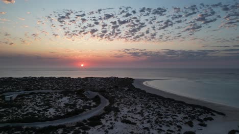 Vehículos-Que-Salen-De-La-Bahía-Turquesa-En-El-Oeste-De-Australia-Durante-La-Puesta-De-Sol.