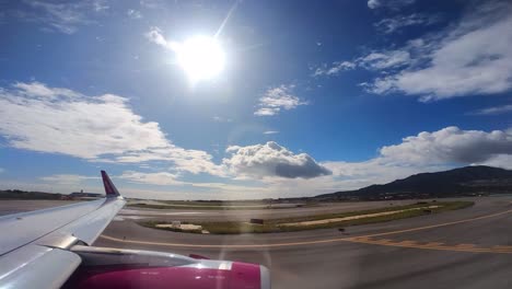 Wizz-Air-Flugzeug-Hebt-Aus-Spanien-Ab,-Zeitraffer,-Schnell-Ziehende-Wolken