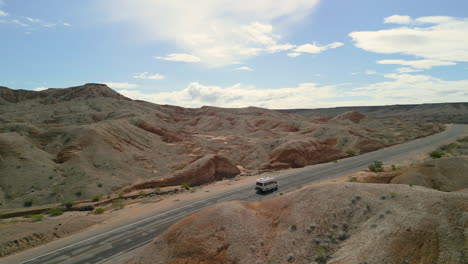 Toma-De-Seguimiento-Panorámica-Alrededor-De-Una-Casa-Rodante-Que-Conduce-Por-Una-Carretera-Tranquila-En-El-Desierto.