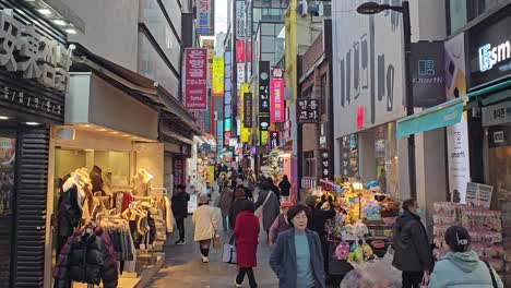 Tourists-shopping-at-Myeongdong-Market-in-Seoul