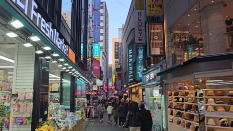 Multitud-De-Personas-Caminando-En-La-Calle-Peatonal-Myeongdong-En-Seúl