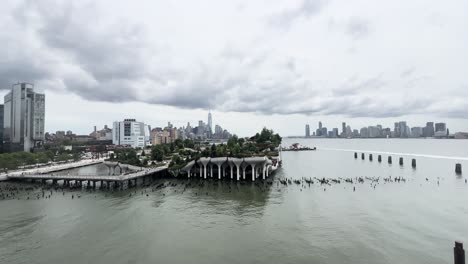 New-York-City-Manhattan-Kleine-Insel-Landschaft-Bewölktes-Wetter-Weitwinkelaufnahme