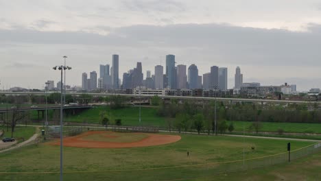 Toma-Ascendente-De-Un-Dron-Del-Centro-De-Houston,-Texas,-Desde-El-Parque-Del-Vecindario