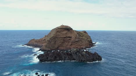 Establecimiento-De-Una-Vista-Aérea-Hacia-El-Islote-De-Farol,-La-Escarpada-Isla-Aislada-De-Madeira-Y-El-Paisaje-Marino-Atlántico