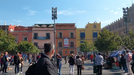 Gente-Mirando-Bailarines-Aztecas-En-El-Zócalo,-Ciudad-De-México.